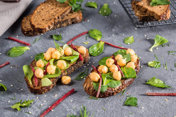 Sandwiches with vegetables and chick peas