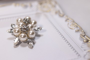 真珠のブローチ