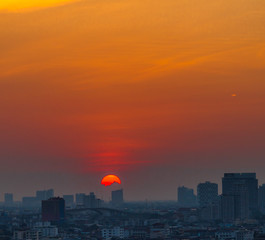 Obraz premium The background of the twilight sky in the evening and the surrounding residential areas(condominiums, offices,houses,parks) and blurred street lights, showing the distribution of people in the capital
