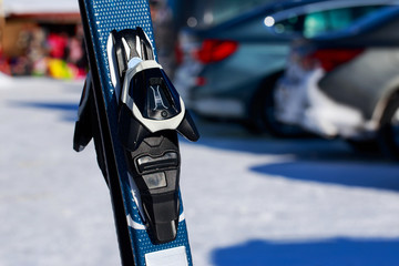 Ski mount close up