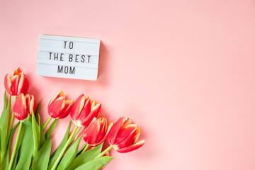 Obraz premium Dzień matki kartkę z życzeniami z kwiatów czerwonych tulipanów