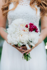 Obraz na płótnie Canvas Beautiful white wedding bouquet in hands of bride
