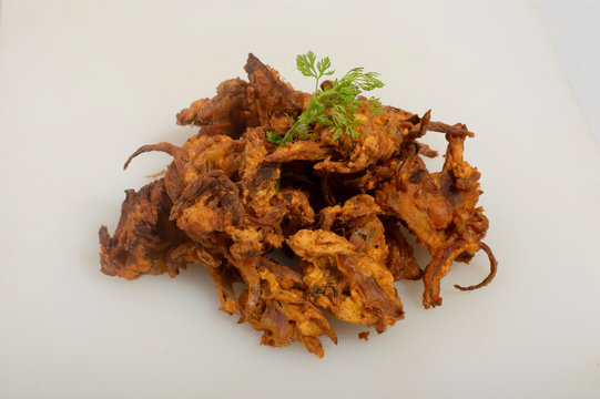 Crispy Kanda Bhaji or Pyaj Pakode or fried onion pakora.