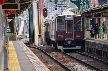 Fototapeta premium 中津駅を出る阪急電車