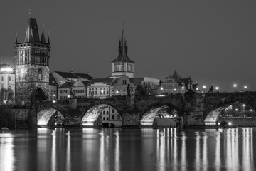 Fototapeta na wymiar Karlsbrücke und Altstädter Brückenturm in der Blauen Stunde in schwarz-weiss