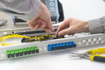 Splicing the fiber optic cable on spice tray with worker hands