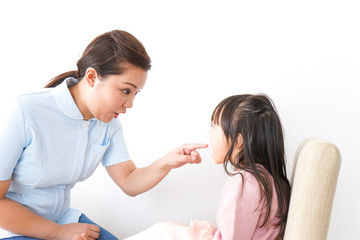 虫歯の治療をする子供