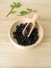 Getrocknete Heidelbeeren in einer Holzschüssel