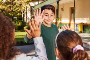Gruppe Kinder gibt sich ein High Five