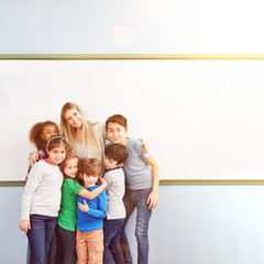 Gruppe Kinder als Schüler mit Lehrer in Schule