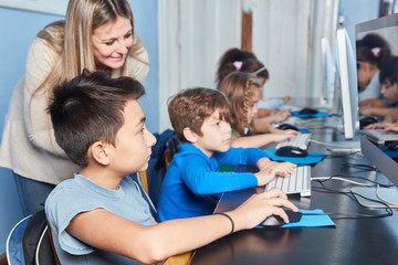 Gruppe Schüler und Lehrerin beim E-Learning