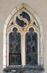 Fenêtre gothique dans l'église de Versailleux, France