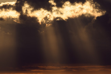 Obraz premium Dramatic sunrise with light rays