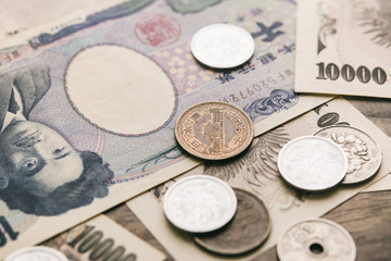 Closeup of Japanese yen money bills and coins on the table