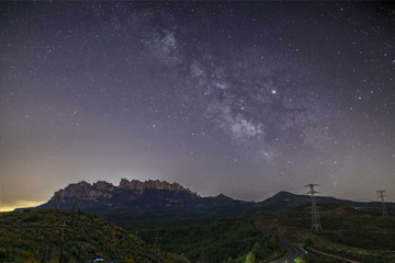 Obraz na płótnie Canvas Vía Láctea desde el Bosc de les Creus con vistas a Montserrat
