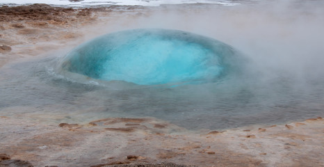 Islande Geyser bulle d'eau avant explosion