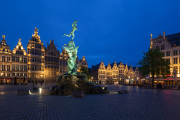 Fototapeta premium Famous fountain with Statue of Brabo in Grote Markt square in Antwerpen, Belgium.