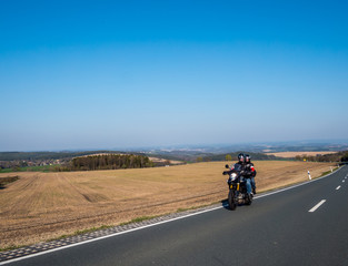 Obraz premium Mit dem Motorrad durch das Vogtland in Sachsen