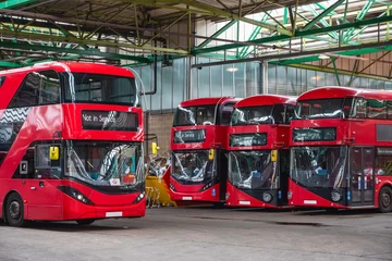 Photo sur Aluminium Bus rouge de Londres Autobus typiques de Londres garés au garage dans l& 39 Est de Londres