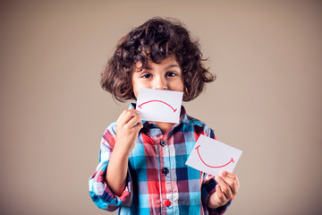 Kid boy select between positive and negative expressions