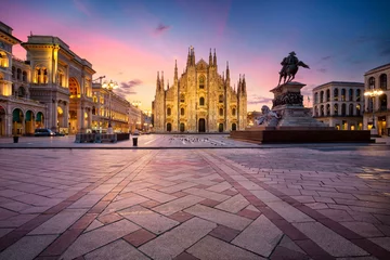 Zelfklevend Fotobehang Milaan, Italië. Stadsbeeld van Milaan, Italië met de kathedraal van Milaan tijdens zonsopgang. © rudi1976