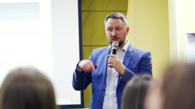 the speaker tells the speech at conference