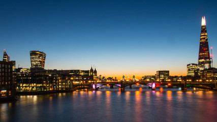 Fototapeta na wymiar Sonnenaufgang Panorama von der Millenium Brücke mit Tower Bridge und The Shard