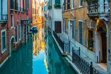 Stimmungsvolle Morgenspiegelung im Kanal in Venedig