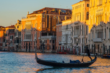 Fototapeta na wymiar Venedig Gondelfahrer am Canale Grande im Morgenlicht