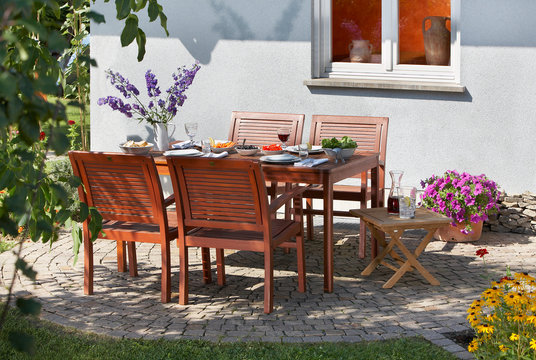 Gedeckter Tisch im Garten, Fest, Feier, Grillparty