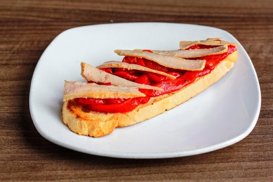 Tostas at&uacute;n con pimientos