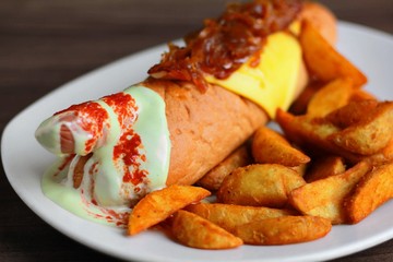 Perrito caliente con patatas