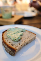 Frisches Brot mit Aufstrich