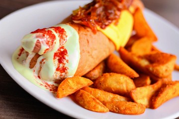 Perrito caliente con patatas