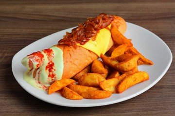 Perrito caliente con patatas