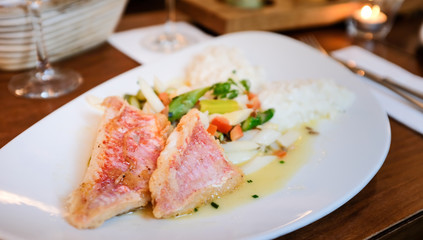 Fototapeta na wymiar Speise in einem Restaurant Spargel und Fisch