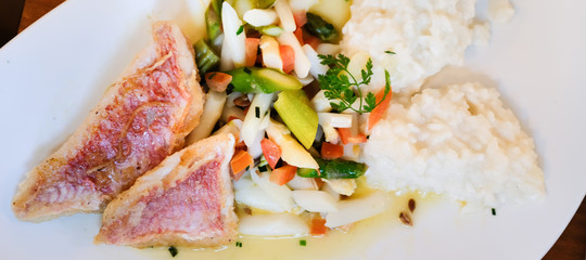 Speise in einem Restaurant, Spargel und Fisch
