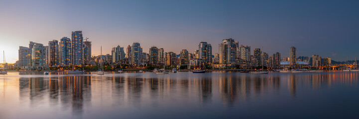 Fototapeta na wymiar Vancouver skyline at sunset