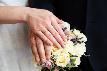 Obraz na płótnie Canvas Wedding couple hands with wedding rings