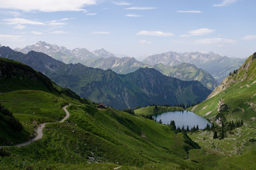 Fototapeta na wymiar path leading to a lake in the mountains