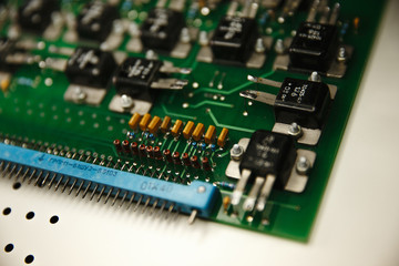 Obraz premium Close up of microelectronics engineering, electronic board circuit through a magnifying glass