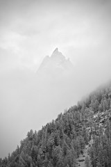 silouette d'une montagne fran&ccedil;aise entour&eacute; de nuage