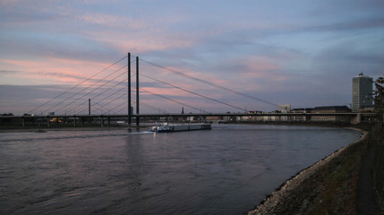 Abend am Rhein in Düsseldorf