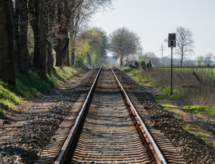 Fototapeta na wymiar Lange Eisenbahnschiene erstreckt sich in Richtung Horizont 