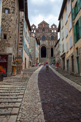 Francia, la regione del Auvergne. La citt&agrave; di Le Puy en Velay..