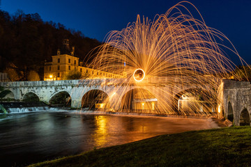 Fototapeta premium Light painting à brantome de nuit