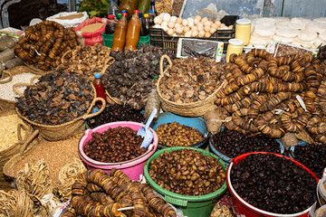 Venta de frutos secos y otros alimentos en bazar de Marruecos.