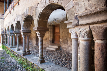 Naklejka premium Francia, la regione del Auvergne. Il borgo di Lavaudieu. Il chiostro della chiesa.