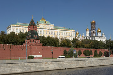 Fototapeta premium KREMLIN WALL GRAND PALACE ANNUNCIATION CATHEDRAL TOWER EMBANKMENT AND RIVER MOSCOW RUSSIA
