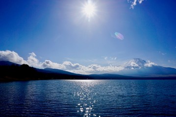 Obraz premium 山中湖越しの富士山